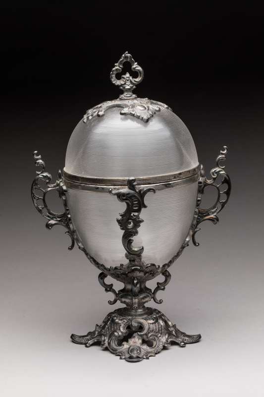 Null 蛋形糖碗，有红框和罗盖尔装饰，碗身有丝状玻璃。
19世纪