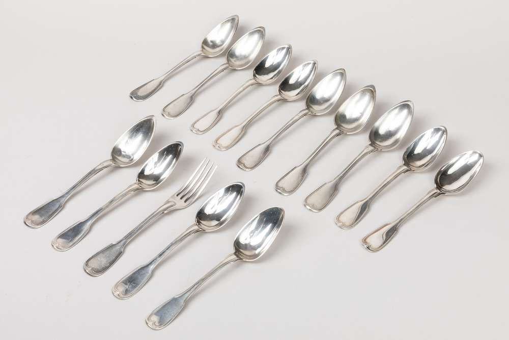 Null 一套13把银质勺子和一把叉子，不同的型号和时期
净重：1 160克