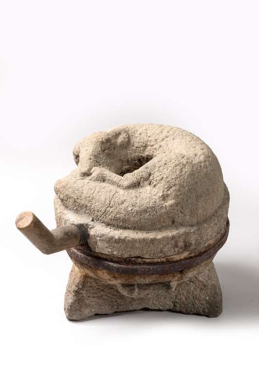 Null Macina sale in pietra con volpe
Opera antica 
Altezza 30 cm, diametro 28 cm
