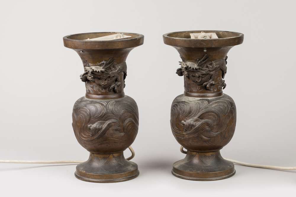 Null Paar Bronzevasen mit Drachendekor, Ende des 19. Jahrhunderts,
Höhe 37 cm