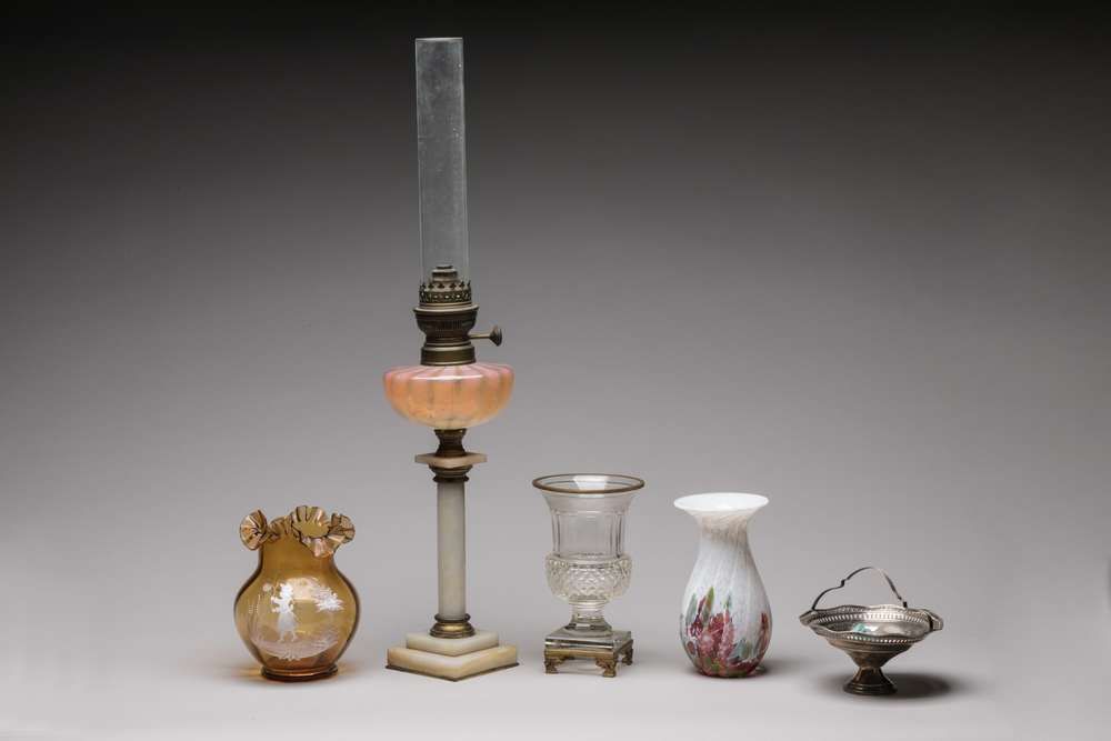 Null 杂项拍卖包括：
一盏石蜡灯，一个安装在黄铜上的美第奇水晶花瓶，一个银色金属小篮子，一个棕色玻璃领花瓶，一个Clichy风格花瓶
(小篮子的事故和焊接)