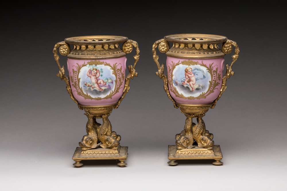 Null Paire de vases en porcelaine et montures de bronze sur piètement de dauphin&hellip;