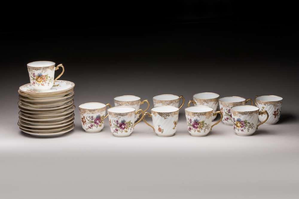 Null Onze tasses et sous-tasses en porcelaine à décor floral vers 1900
(accident&hellip;