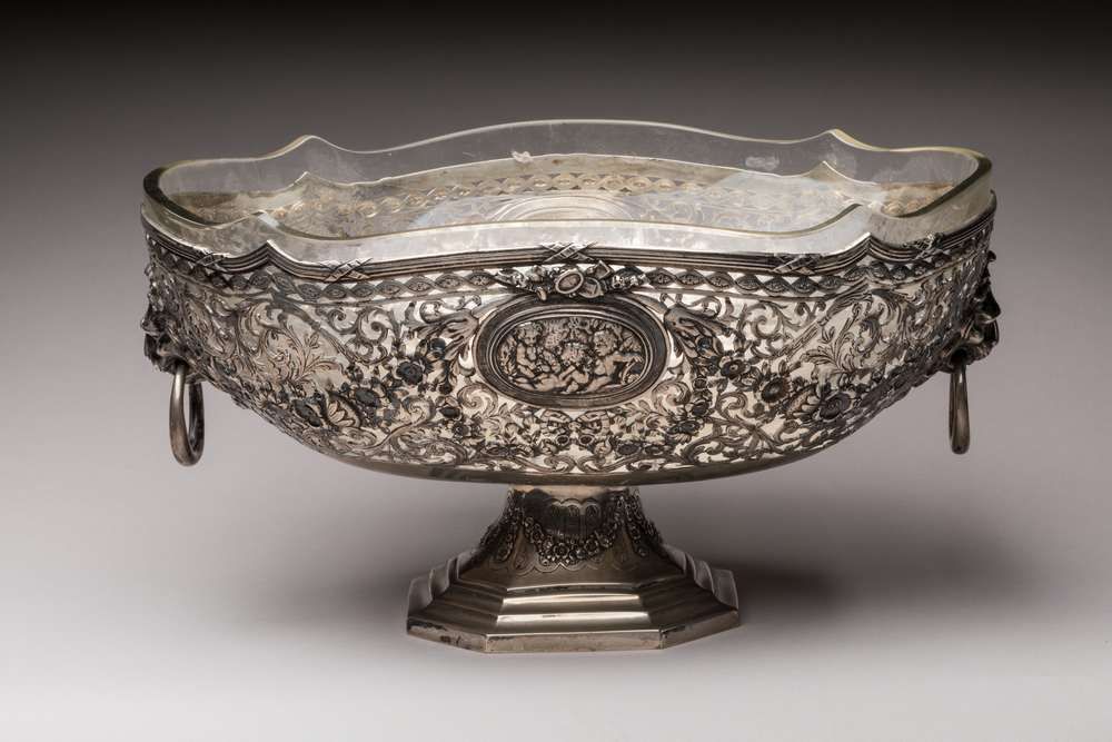 Null 古老的外国银碗，镂空底，装饰有2个奖章和花环，玻璃内壁、
长37厘米，高19厘米
19世纪作品
1 699 g