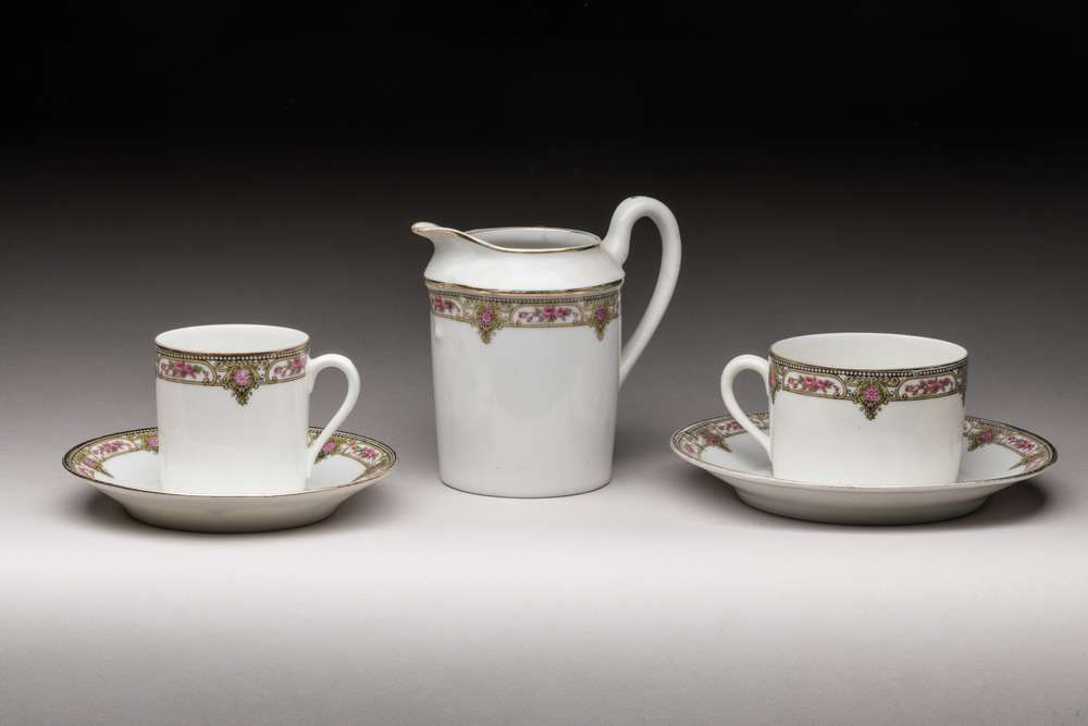 Null 利摩日咖啡和餐桌服务的一部分，白色背景上有楣饰，包括：
25个茶杯和茶碟，9个咖啡杯（3个意外）。