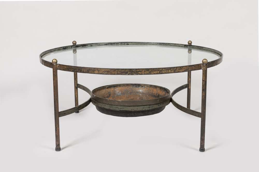 Null 20世纪的作品
炉子形状的圆形钢和玻璃咖啡桌
直径91厘米，高43厘米