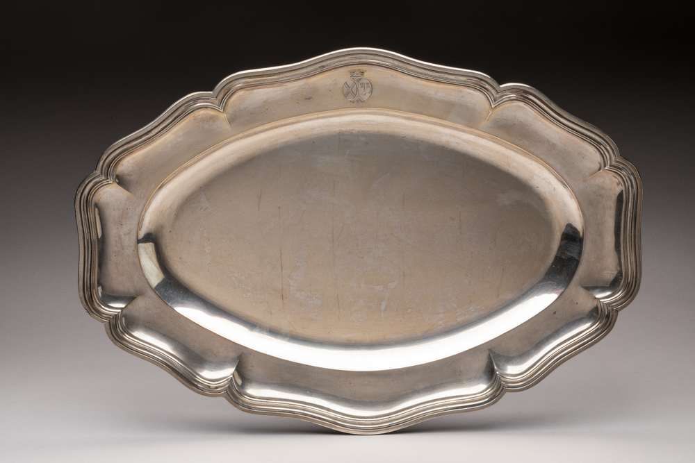 Null Piatto ovale in argento con bordi smerlati delineati da filetti, con stemma&hellip;