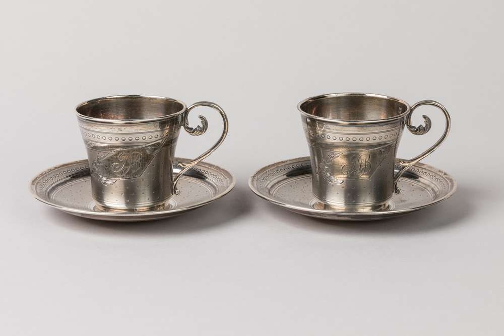 Null Dos tazas de plata con platillos (uno abollado), monograma DB
Sello Minerve&hellip;