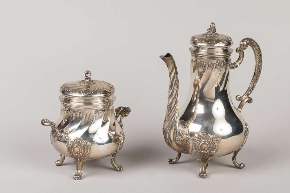 Null Four-legged silver baluster coffee pot in the Rocaille style with a matchin&hellip;