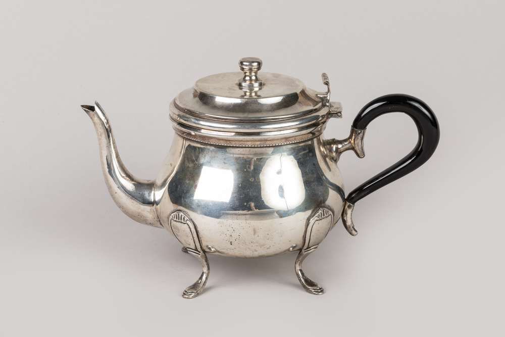 Null 银制圆形咖啡壶，四只脚，乌木手柄，老式外国作品。
毛重：616克