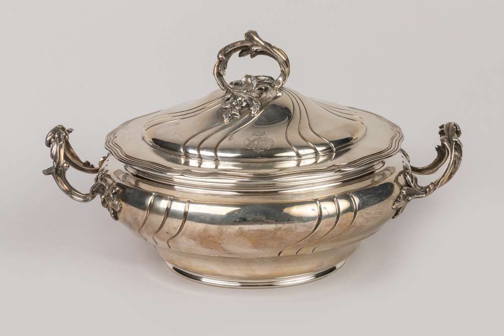 Null Gedecktes Gemüsebehältnis im Rocaille-Stil mit Wappen aus Silber, die Griff&hellip;
