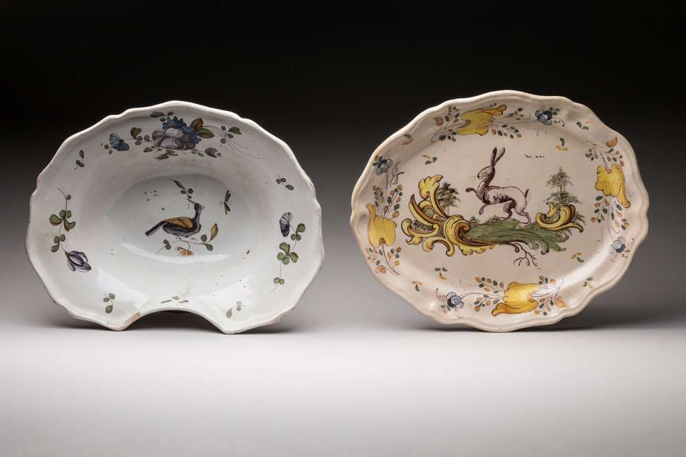 Null 萨沃纳，小陶盘，兔子设计，意大利18世纪、
破损后重新粘在一起，长32厘米
18世纪晚期鸟类装饰的胡子盘