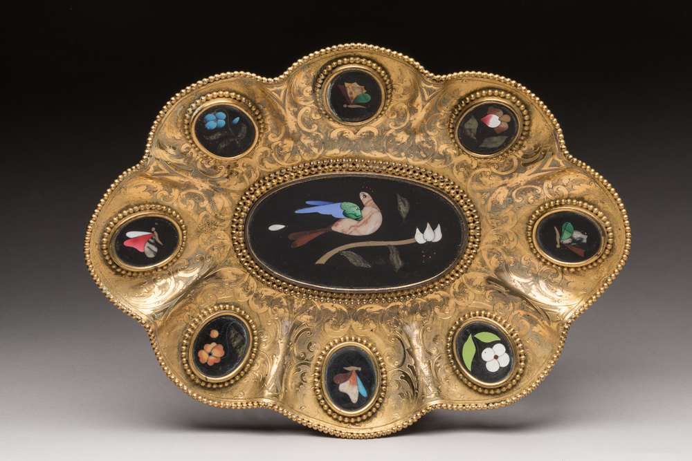 Null 椭圆形的镀金金属碗，有波浪形的边缘和九个scaglioli奖章、
意大利 19世纪
长28.5厘米