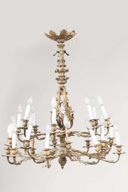 Null 青铜吊灯，两排24个灯，枝干和轴上装饰有叶状物
19世纪、
高104厘米，直径约78厘米 
(有小部分缺失)