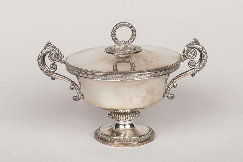 Null 19世纪初的小型双柄银质酒壶，带底座 
1819-1838
净重：348克 
(震动)