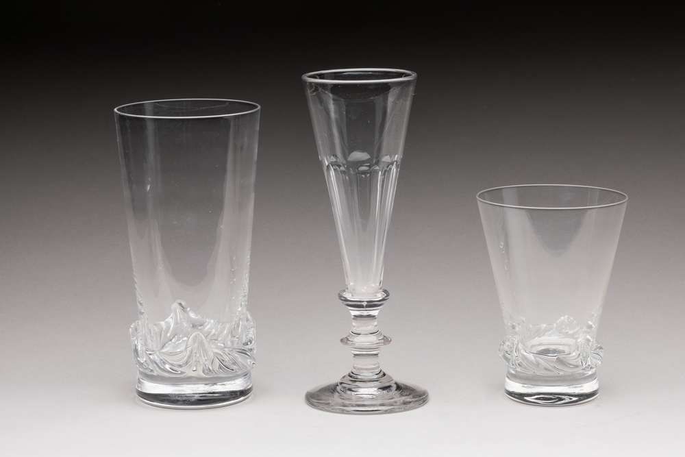 Null 一套10个切割水晶酒杯（其中一个已损坏）
DAUM服务套装，包括15个大杯子和6个小杯子