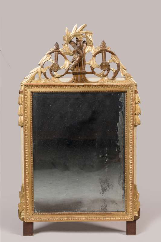 Null 镜子装在一个雕刻和镀金的木框里。镂空的门楣上装饰着动物、花朵、叶子和涡流。框架上有瀑布、珍珠和水叶的装饰。
部分18世纪
高：120厘米 宽：71厘米&hellip;