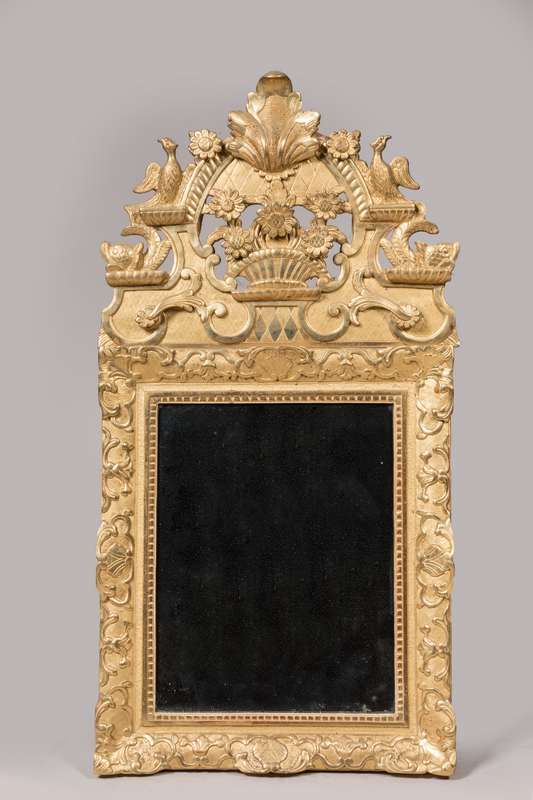 Null 镀金和雕刻的木制镜子，装饰有镂空的花篮和鸟类的门楣。
摄政时期的框架，增加了踏板
总高104厘米，宽51厘米
(轻微修复)