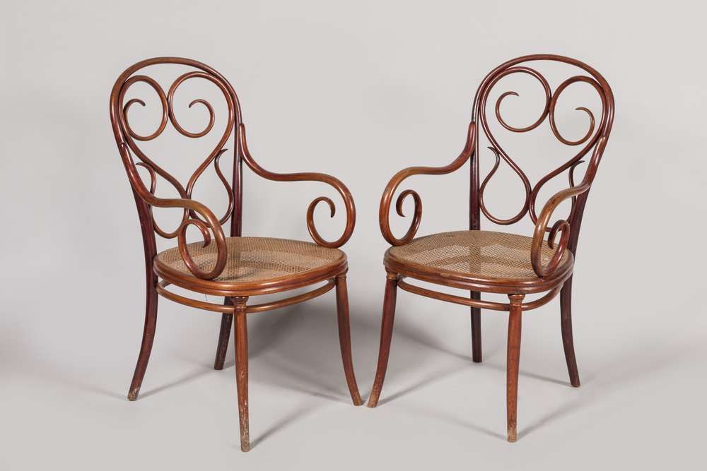 Null 托尼特兄弟
客厅套装，包括一对扶手椅和四把藤木椅子，带藤条的座椅 
座椅高度：44厘米
(使用状态)