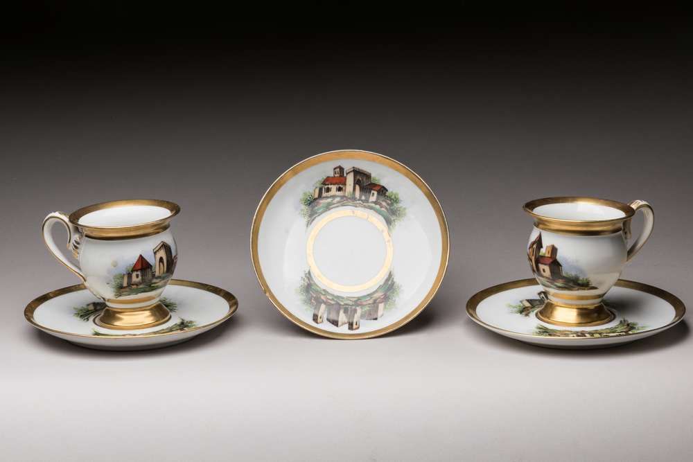 Null 两只带风景装饰的巴黎瓷杯和3只下杯
复兴风格的现代产品
(其中一个碟子边缘有小缺口)