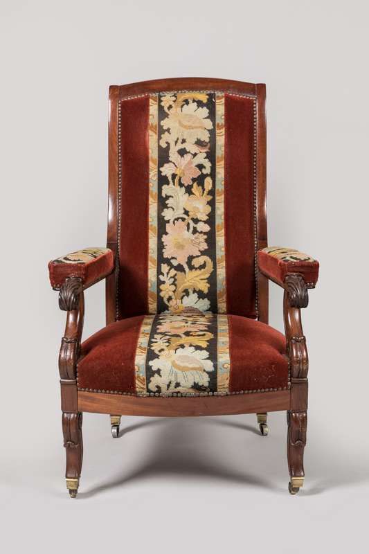 Null 桃花心木和桃花心木饰面的伏尔泰扶手椅，波浪形椅背和部分挂毯装饰
座椅高度：37厘米