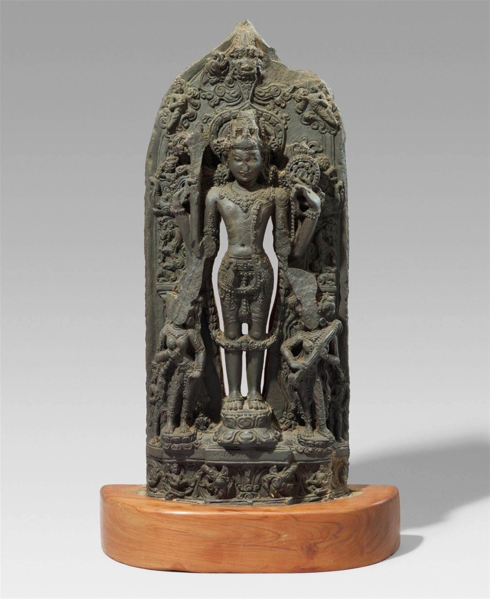 Null 
毗湿奴的石碑。发黑的石头。印度东北部，比哈尔邦。可能是帕拉时期，12世纪。

 

站在一个小的双莲座上，主要的手不见了，在侧边的手上有棍子和查克拉&hellip;