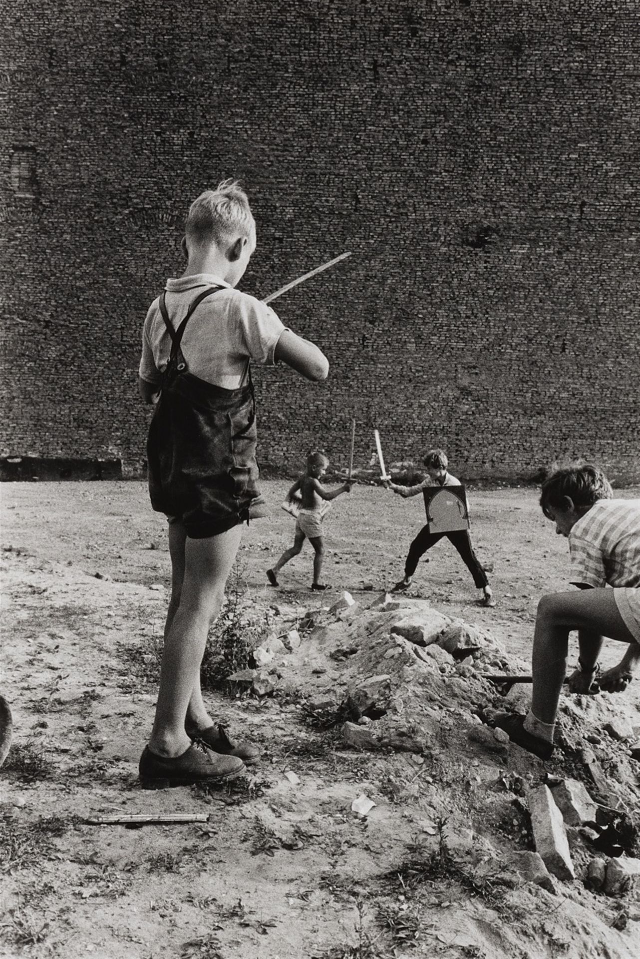 Will McBride Will McBride



Kriegsspiele auf Ruinengrundstück, Berlin

1956



&hellip;