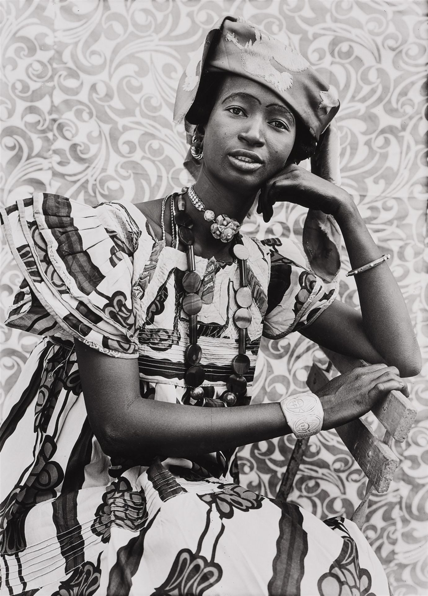 Seydou Keïta Seydou Keïta



无题

1957/1958



明胶银印刷品，1997年，菲利普-萨拉恩。53,6 x 38,3厘米&hellip;