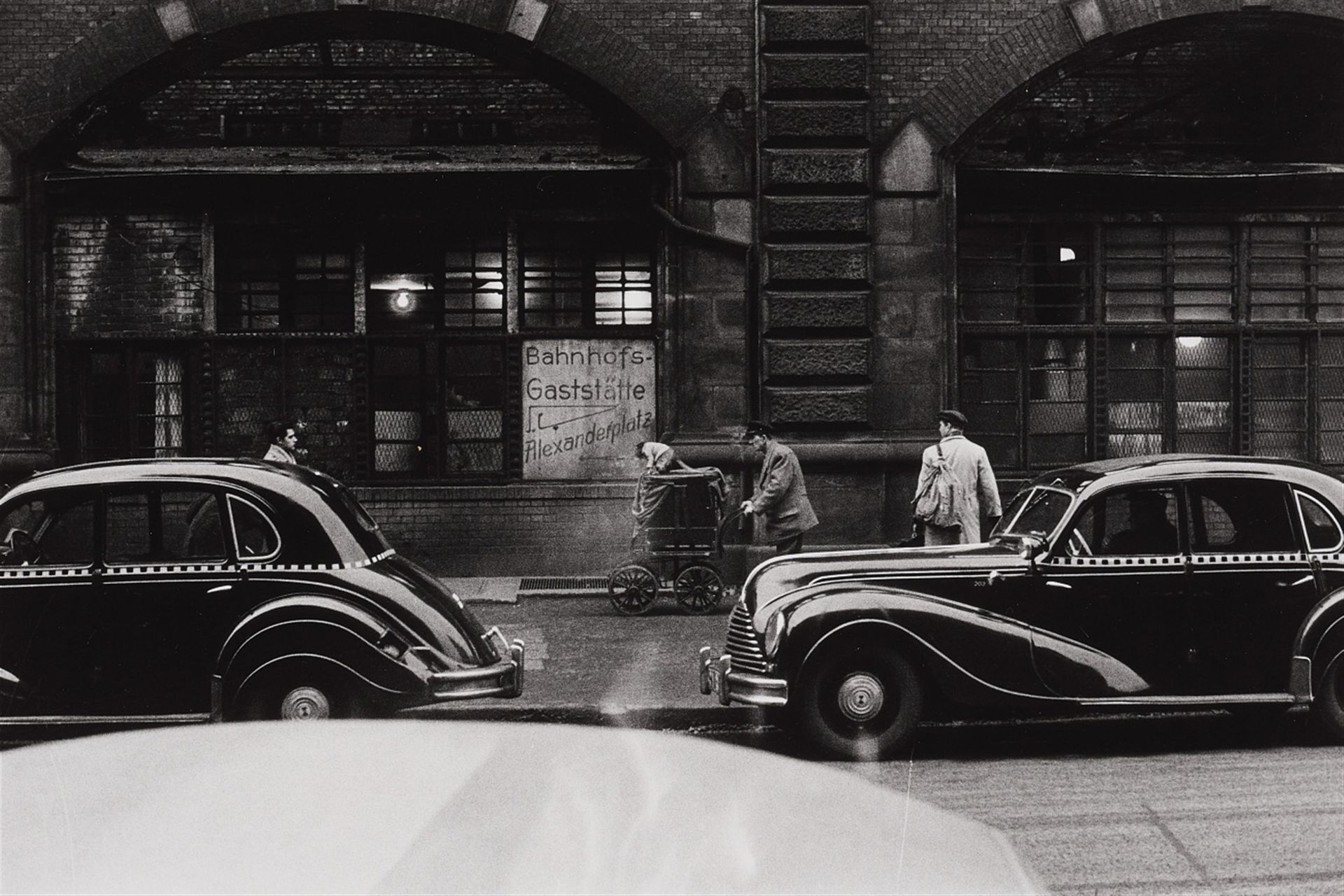 Will McBride Will McBride



Gare d'Alexanderplatz, Berlin

Vers 1957



Tirage &hellip;