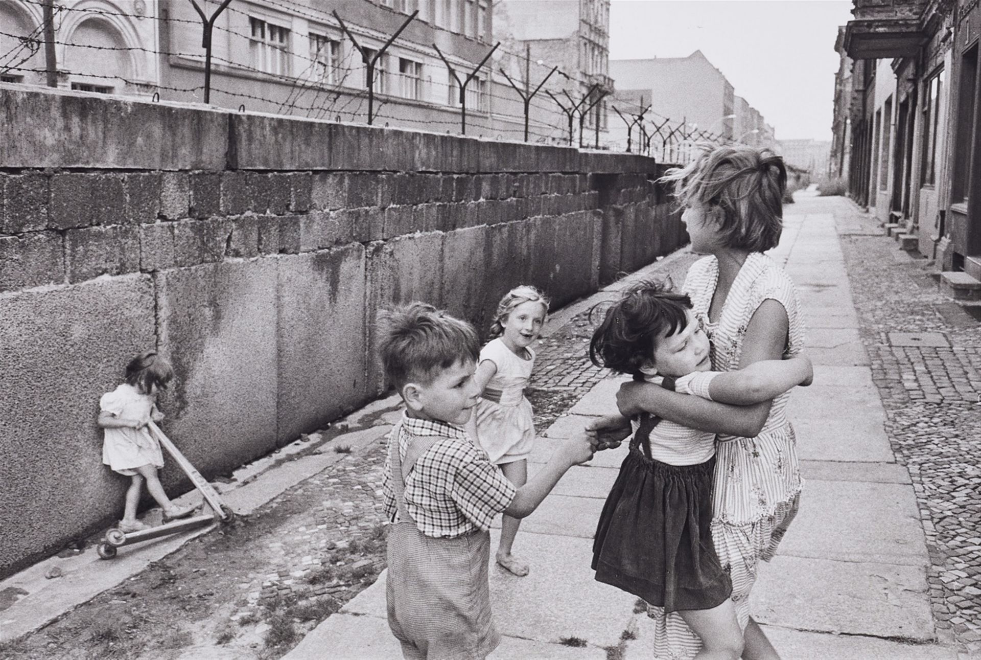 Henri Cartier-Bresson Henri Cartier-Bresson



Mur de Berlin

1962



Tirage gél&hellip;