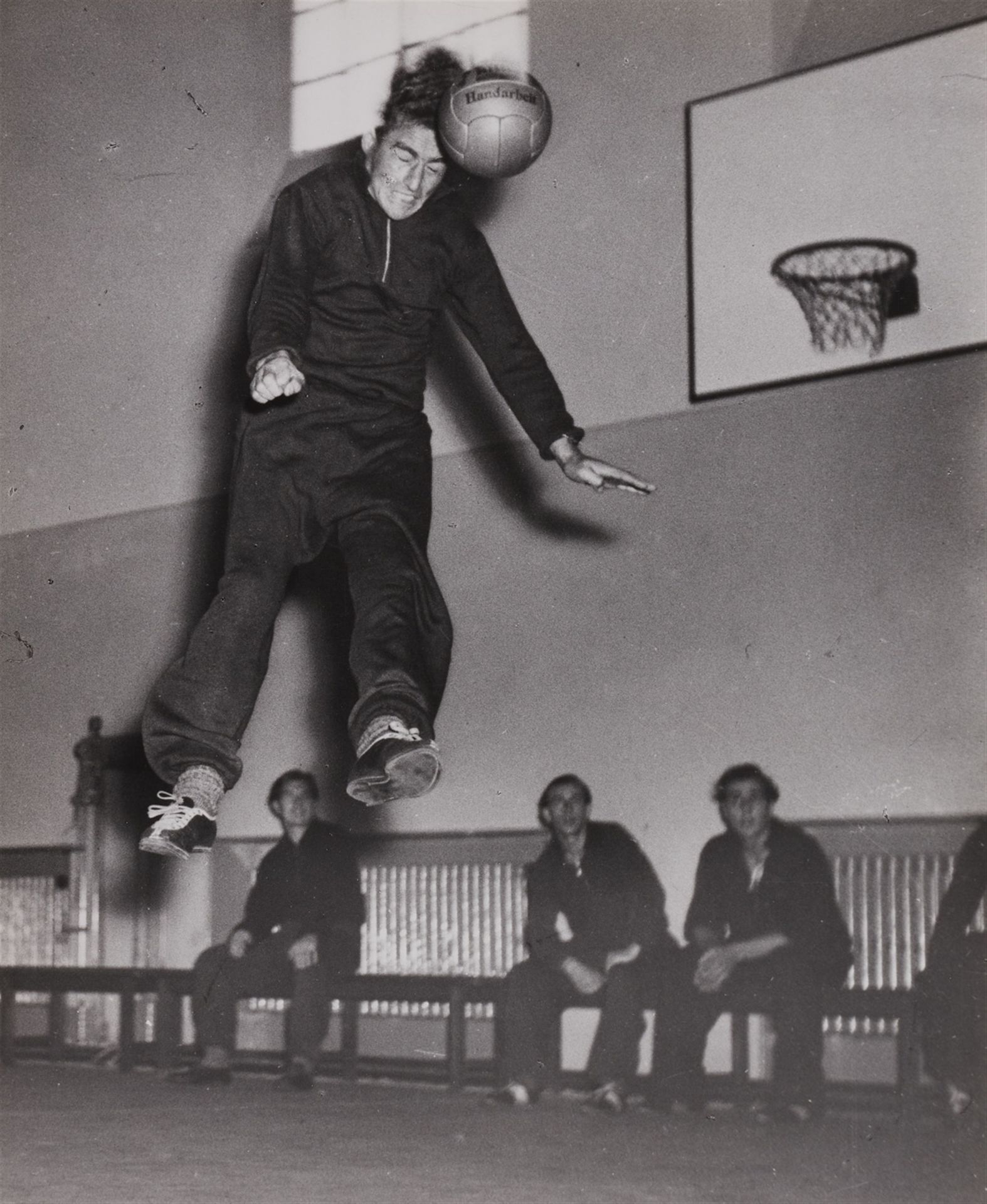 Hannes Kilian 汉内斯-基里安



弗里茨-沃尔特在练习头球

1949



复古，明胶银打印高光。27.2 x 22.2厘米。背面有摄影师的版&hellip;