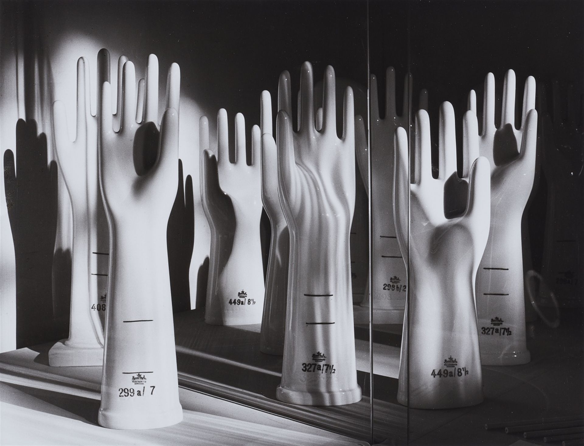 Peter Keetman 彼得-基特曼



瓷器手

1958



后来在爱克发纸上的明胶银打印高光。23.2 x 32.2厘米（23.8 x 32.8厘&hellip;