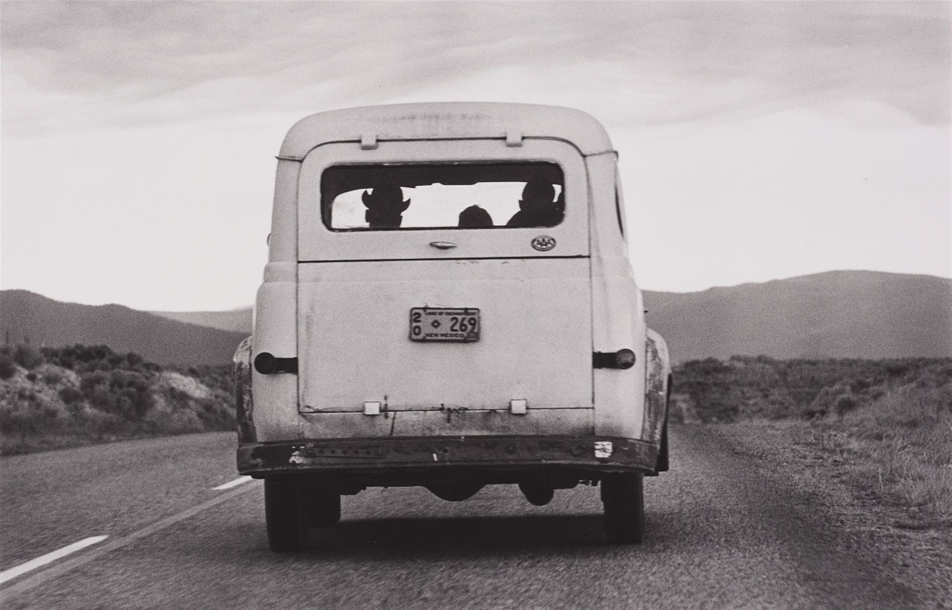 Ernst Haas 恩斯特-哈斯



来自美国犹他州海滩的汽车

1952



希德-卡普兰1992年在爱克发纸上的明胶银印刷品的遗照。21.6 x 32&hellip;