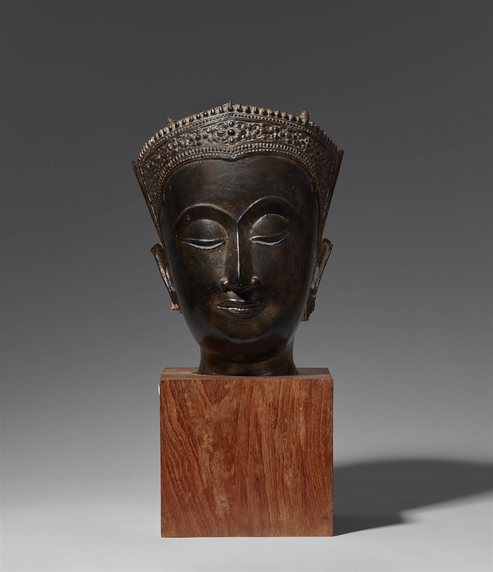 Null Très grande tête de bouddha. Thaïlande, Ayutthaya. Vers le 17e siècle.



A&hellip;