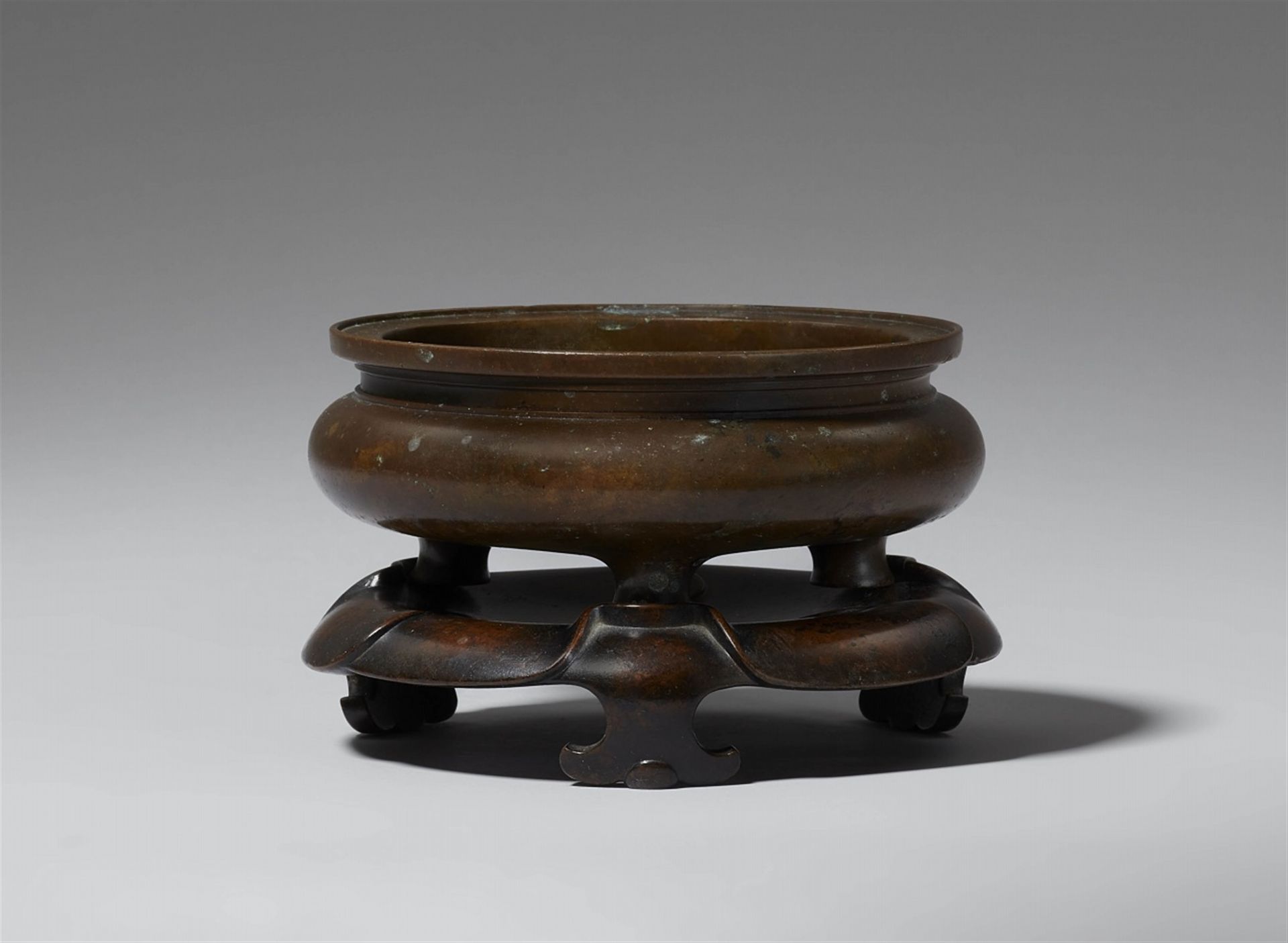 Null Brûleur d'encens et socle. En bronze. Époque Qing, probablement 18e siècle.&hellip;