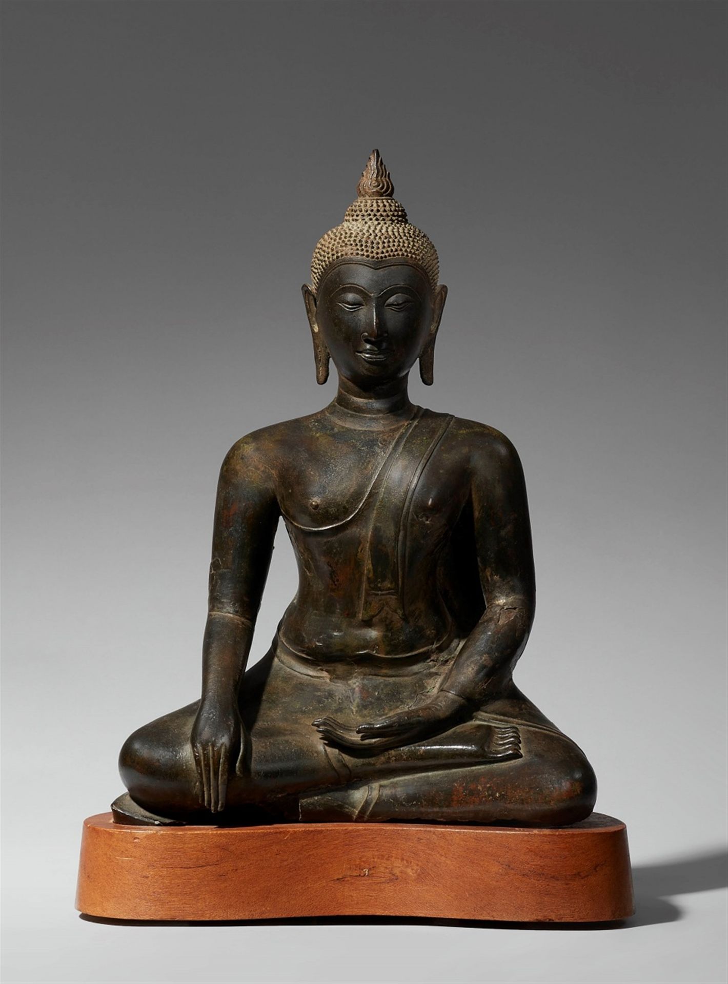 Null 佛祖马拉维亚。青铜器。泰国。可能是17世纪。



在冥想座位上，右手在bhumisparsha mudra中，左手以手掌朝上躺在脚上。损坏和头部可能&hellip;