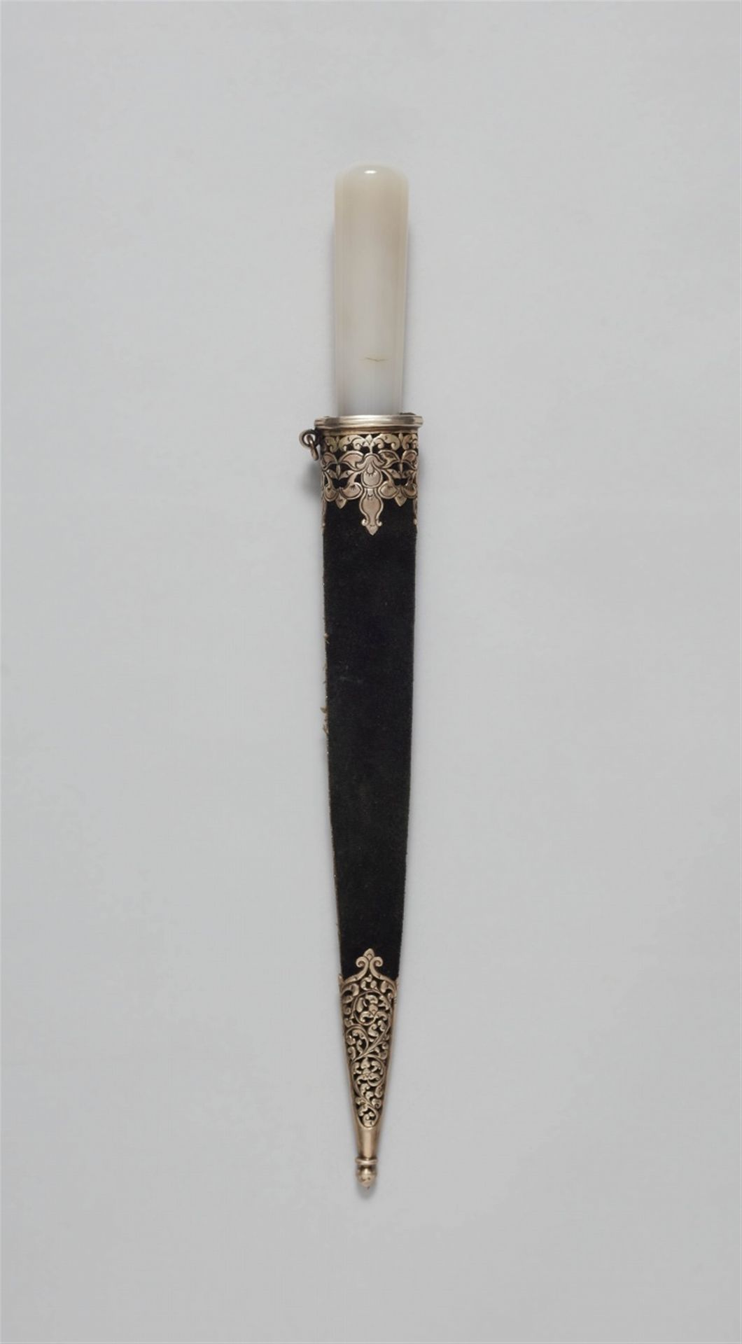 Null 匕首（kard）。印度-波斯语。



直线，单刃的Wootz刀片。可能是18世纪，有一个浅灰色玉髓的手柄。剑鞘上覆盖着黑色天鹅绒，银质护手和口板的开&hellip;