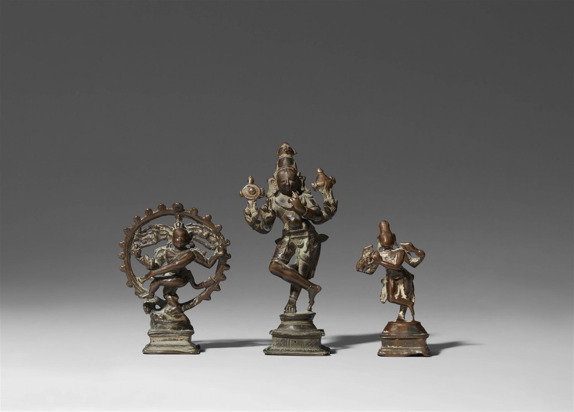 Null 三个跳舞的小神像。青铜器。南印度，17/19世纪。



a) 湿婆纳塔拉贾站在恶魔阿帕斯玛拉普鲁沙上，主手呈舞蹈姿态，副手是属性，在火焰花环中，b)&hellip;