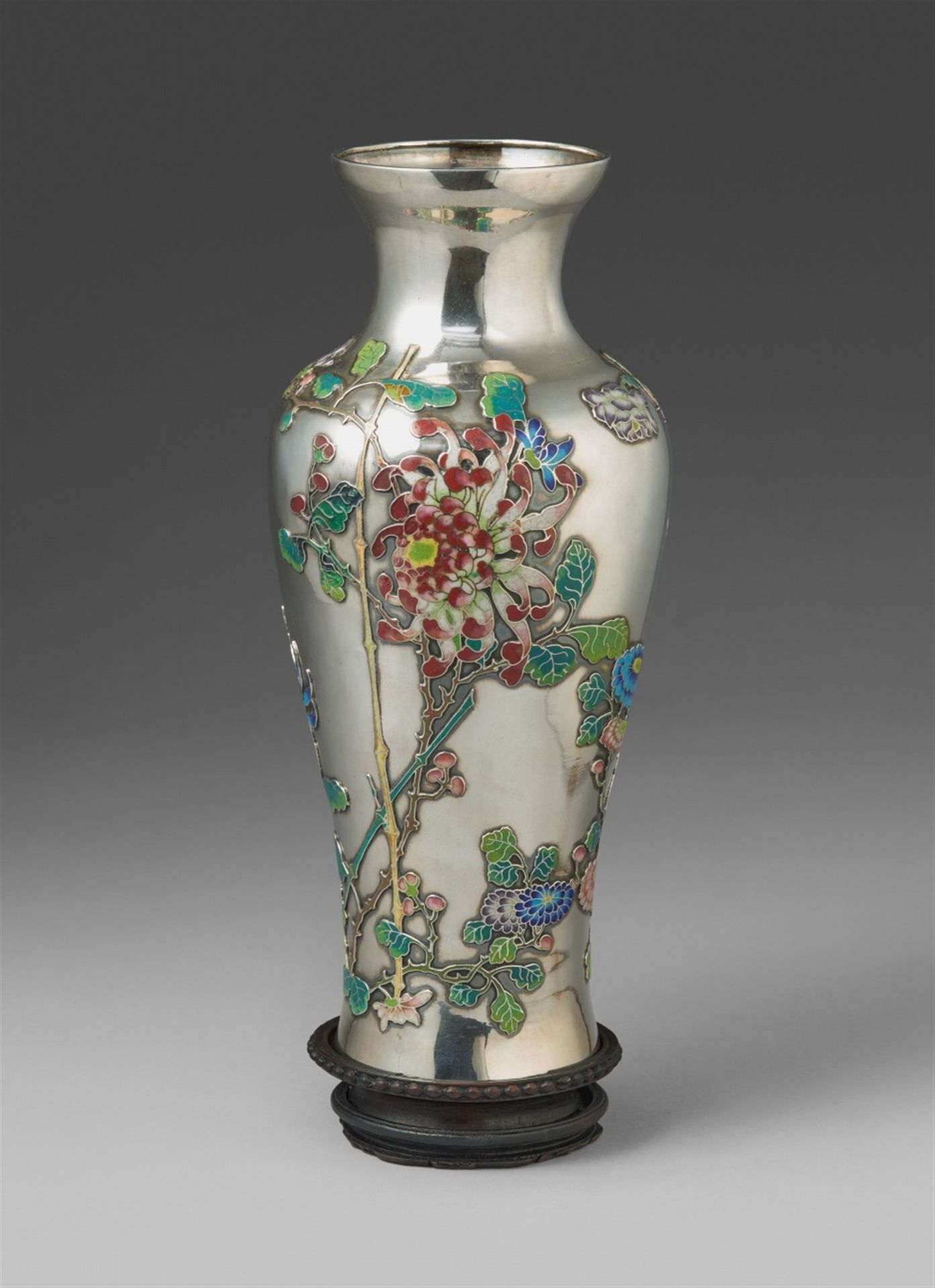 Null 花瓶。银质和珐琅质的Champlevé风格。20世纪初。



底部有四个标记。ZEEWO，黄...吉，上海和90。

纤细的阳台形式，竹竿上的菊花和&hellip;