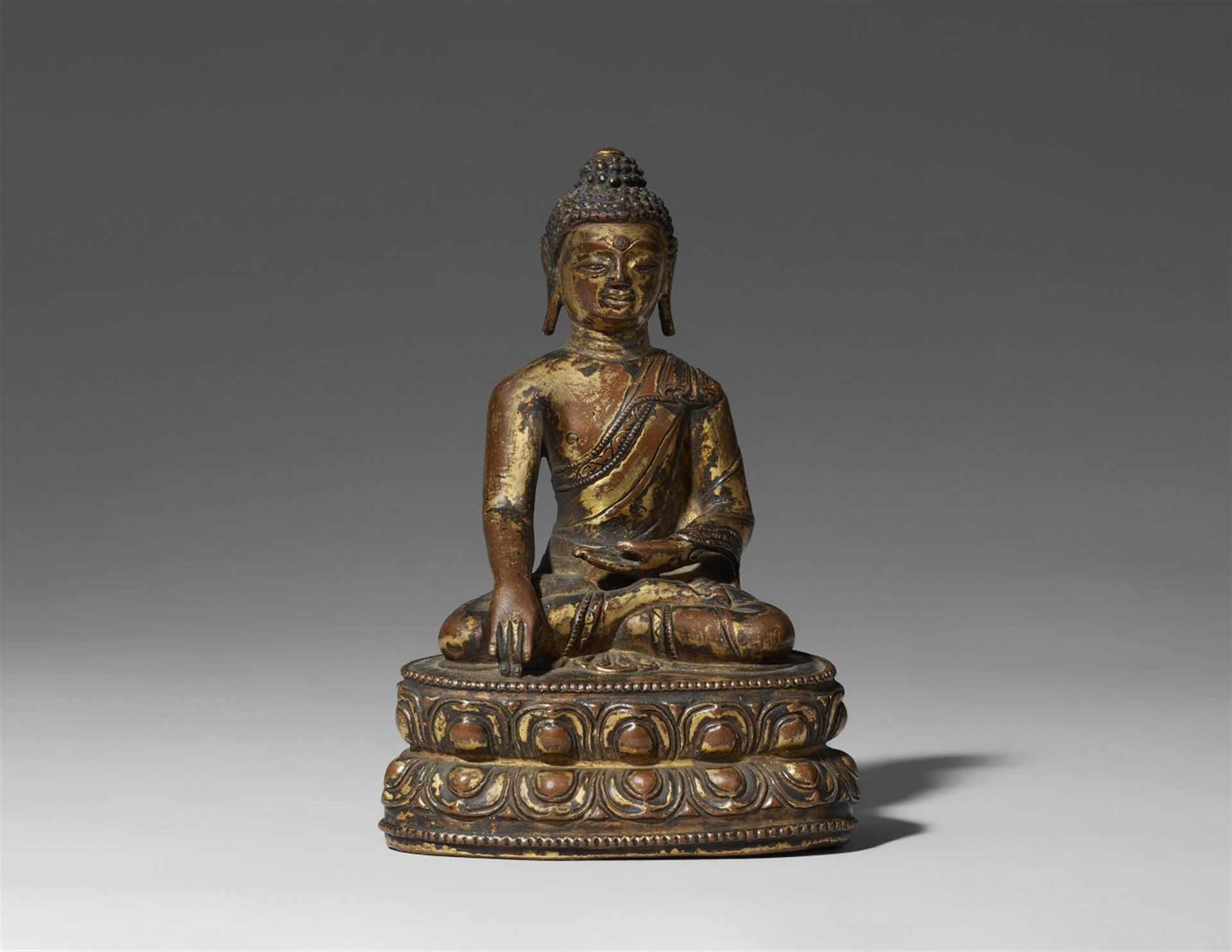 Null 释迦牟尼佛。火鎏金青铜。西藏。15/16世纪。



佛陀坐在双莲花宝座上，呼唤大地为证，身穿苦行僧袍，下摆刻有精美的图案，右肩自由。底部关闭。

高&hellip;