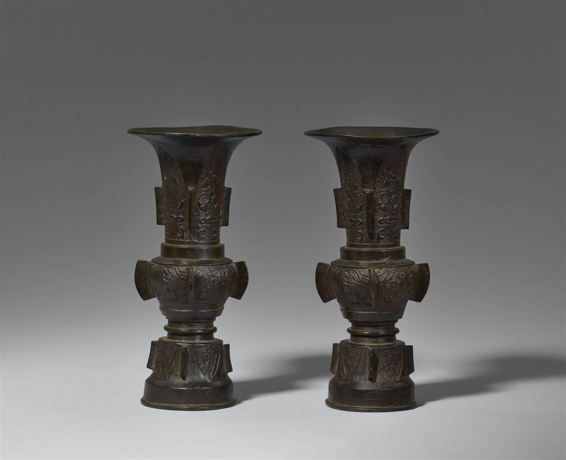 Null 一对花瓶。青铜器。17/18世纪。



古代青铜器的形式，有明显的凸缘和古代的装饰，包括底面、中央部分和颈部的饕餮纹。

高26,4厘米



出处&hellip;