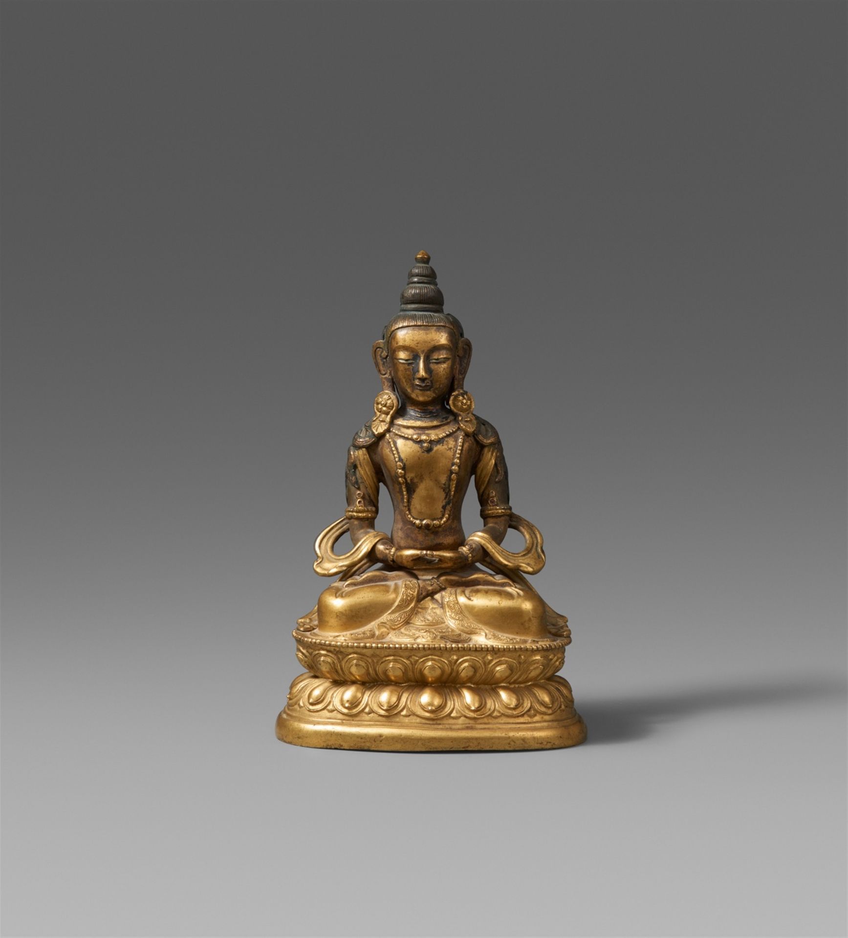 Null Bouddha Amitayus. Bronze, doré à l'or fin. Tibéto-chinois. 18e/19e siècle.
&hellip;