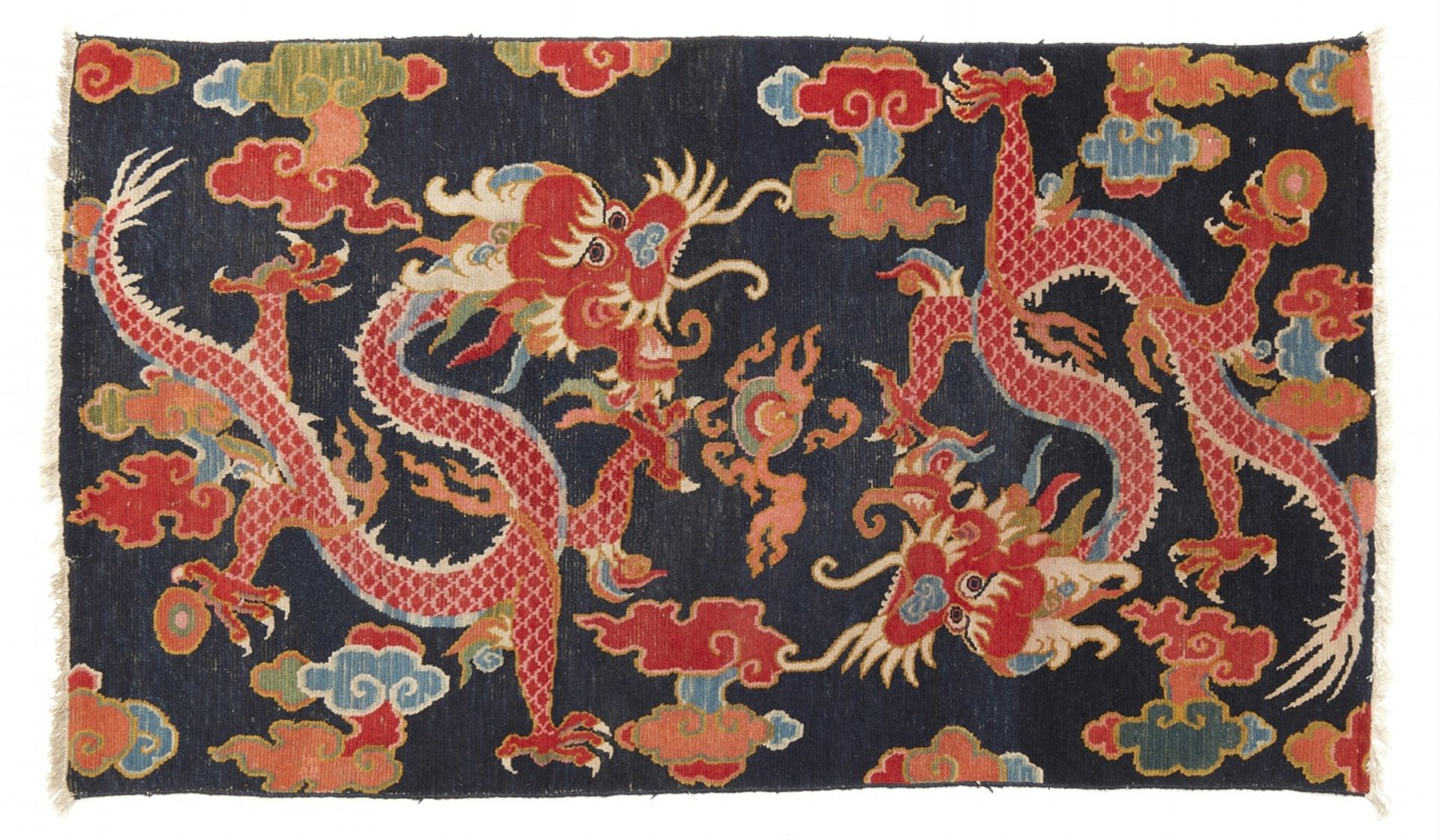 Null 龙形地毯（Khaden）。羊毛。西藏。20世纪初。



两条火红的，身上长满鳞片的龙，以红色和橙色的色调追逐着一颗火红的珍珠，在蓝色的地面上以相反的&hellip;
