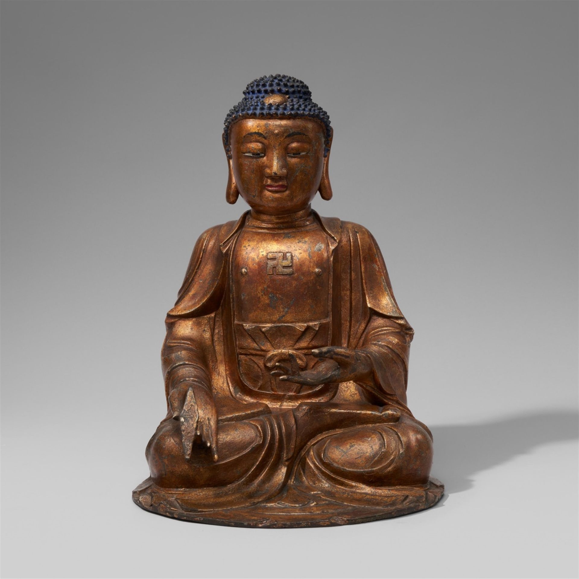 Null 药师佛的大型形象。青铜色，有漆面。17/18世纪。



佛陀以全跏趺坐（padmasana），右手放在膝盖上，拿着一个妙果，而左手则向前握着。僧袍使&hellip;