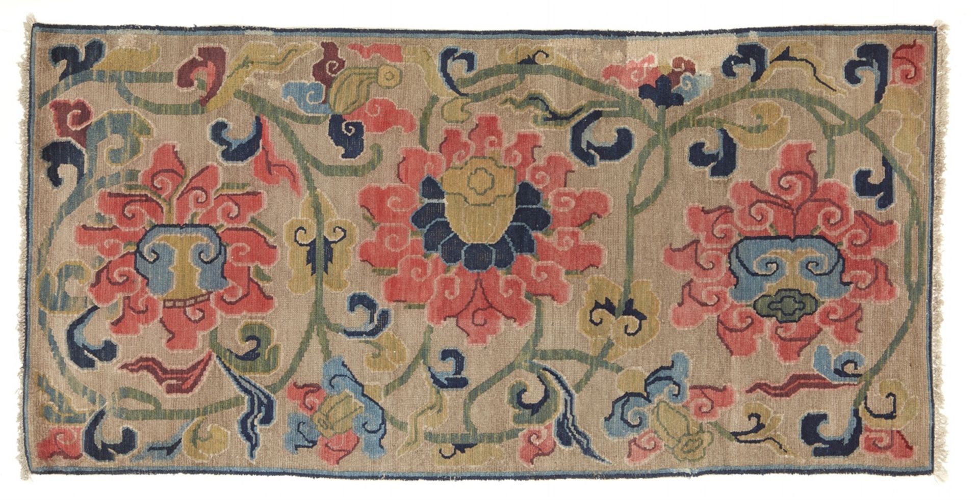 Null 地毯（Khaden）。羊毛。西藏。20世纪初。



三朵粉色、蓝色和黄色的荷花被绿色的藤蔓包围在米色的地面上。小的修复区域。

165.5 x 84&hellip;