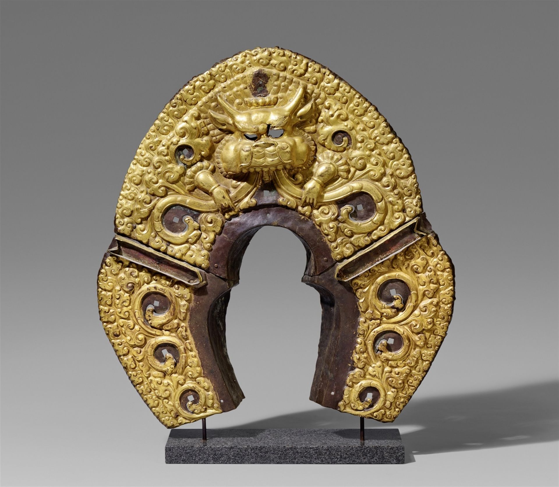 Null 巨大的光环。铜质重塑，鎏金。西藏。19世纪晚期。



莲叶形的光环，用于装裱神像，装饰有藤蔓，外缘有风格化的火焰，在顶部有一个大的Kirttimuk&hellip;