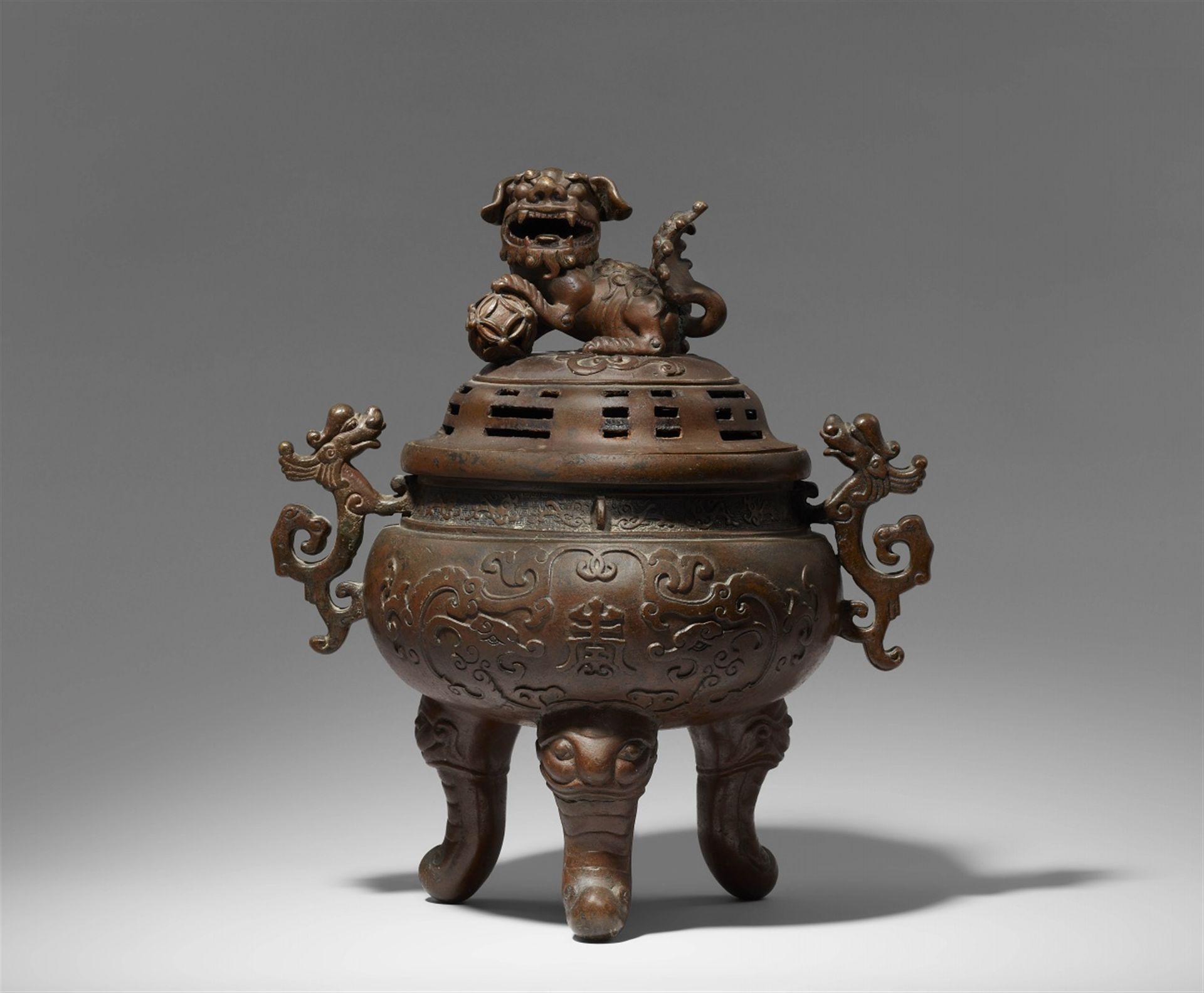 Null A large bronze incense burner. Probably Southern China. 19th century



Of &hellip;
