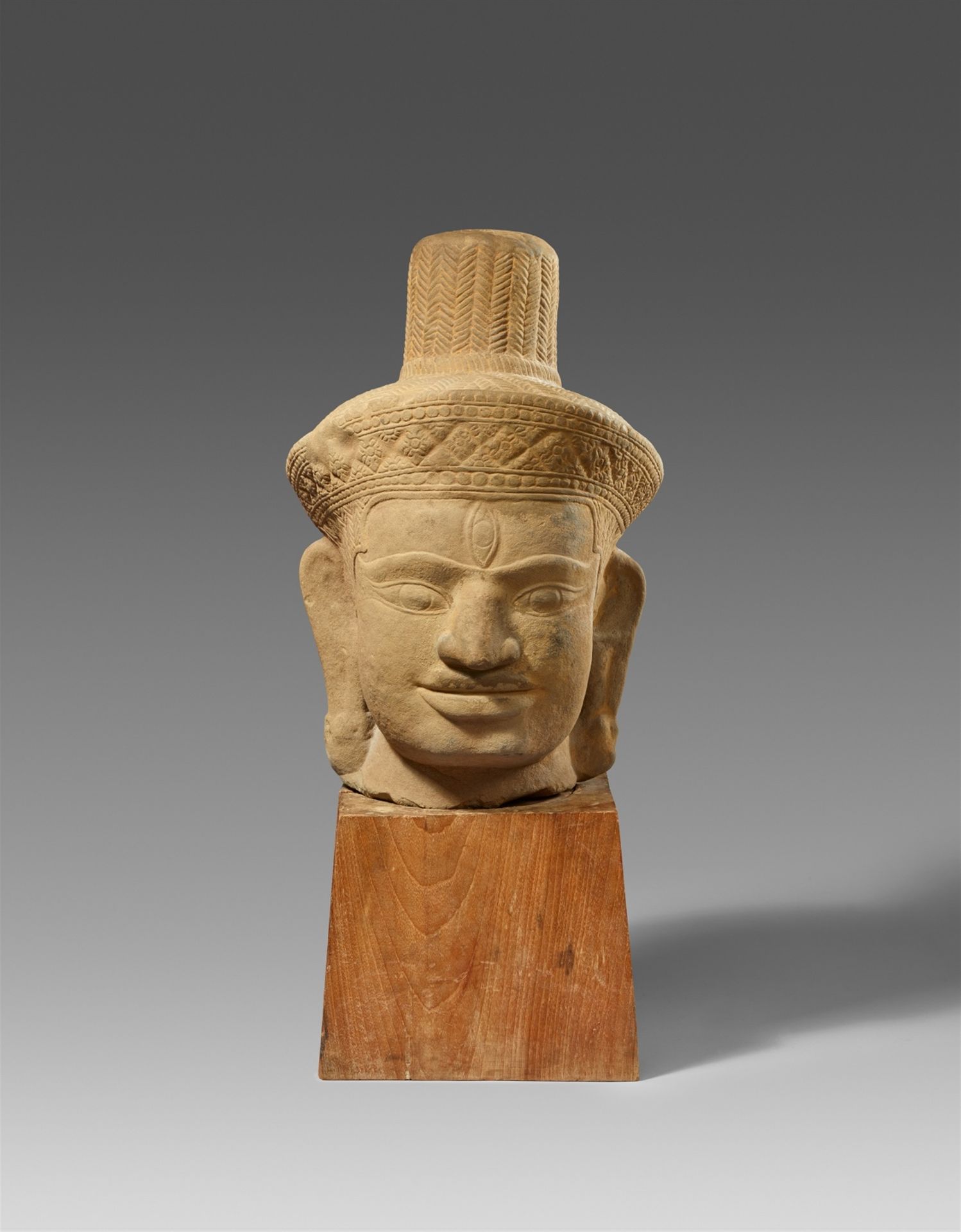 Null 非常大的湿婆头像。柬埔寨。10世纪或以后。



巨大的、几乎是方形的头部，有头饰和覆盖在头部和穆库塔上的辫子丝线。额头上有一只巨大的第三只眼睛，这是&hellip;