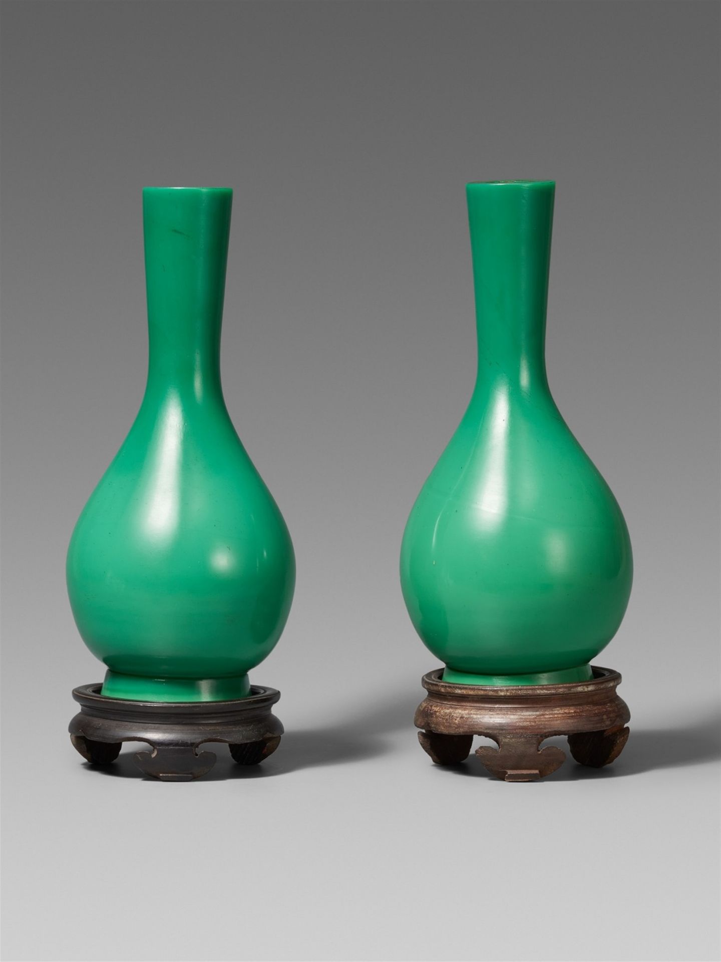 Null Paire de vases vert pomme. En verre. 18e/19e siècle.



En forme de poire a&hellip;