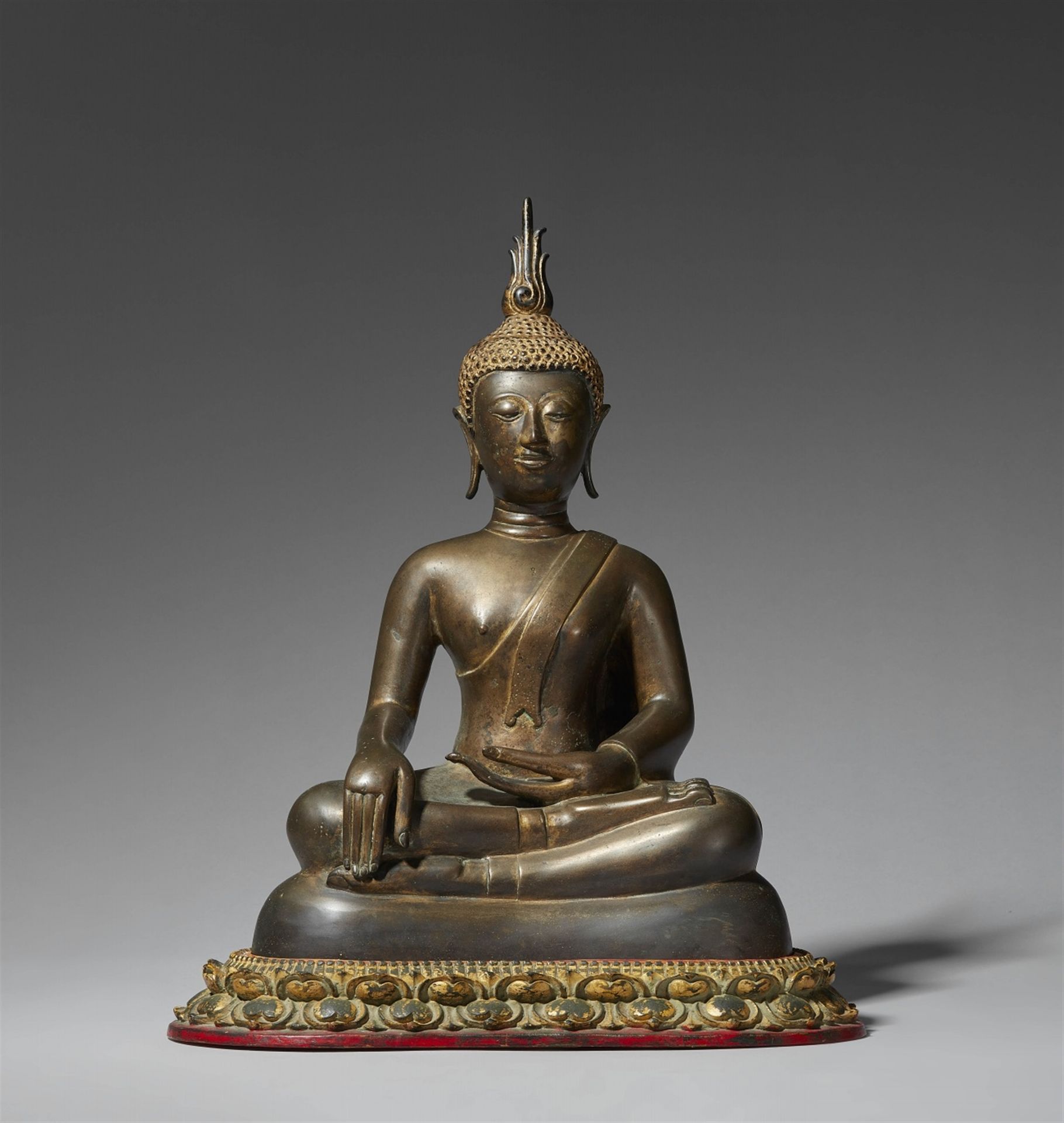 Null 佛祖马拉维亚。青铜器。泰国，大城府。17世纪或更晚。



在冥想座位上的平垫上，右手在bhumisparsha mudra，左手在腿上的dhyana&hellip;